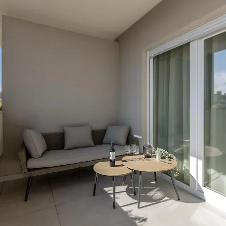 6 Islands - & Business - Free Garage Parking