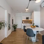 6 Islands - & Business - Free Garage Parking Split