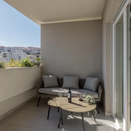 6 Islands - & Business - Free Garage Parking