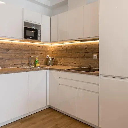 Apartment 6 Islands - & Business - Free Garage Parking Split