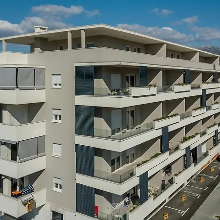 6 Islands - & Business - Free Garage Parking Split